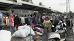 Terdesak oleh kebutuhan hidup, ratusan pedagang korban kebakaran Pasar Senen memilih berjualan di pinggir jalan dan trotoar. Akibatnya lalu lintas di kawasan Senen tersendat