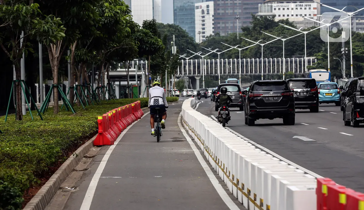 Pembatas jalur sepeda permanen di jalan Sudirman, Jakarta, Rabu (24/2/2021). Pemprov DKI Jakarta mulai mempermanenkan jalur sepeda di Jalan Sudirman - Thamrin, Jakarta Pusat. (Liputan6.com/Johan Tallo)