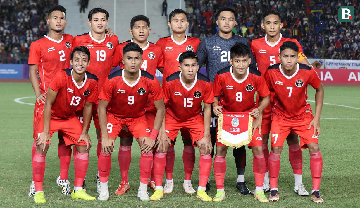 <p>Para pemain starting XI Timnas Indonesia U-22 berfoto sebelum dimulainya laga final cabor sepak bola SEA Games 2023 menghadapi Thailand di National Olympic Stadium, Phnom Penh, Kamboja, Selasa (16/5/2023). (Bola.com/Abdul Aziz)</p>