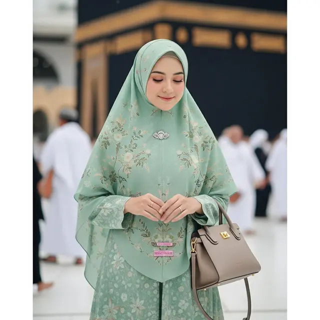 Model Batik Umroh Artis Terbaru 2025. Foto: Gemini