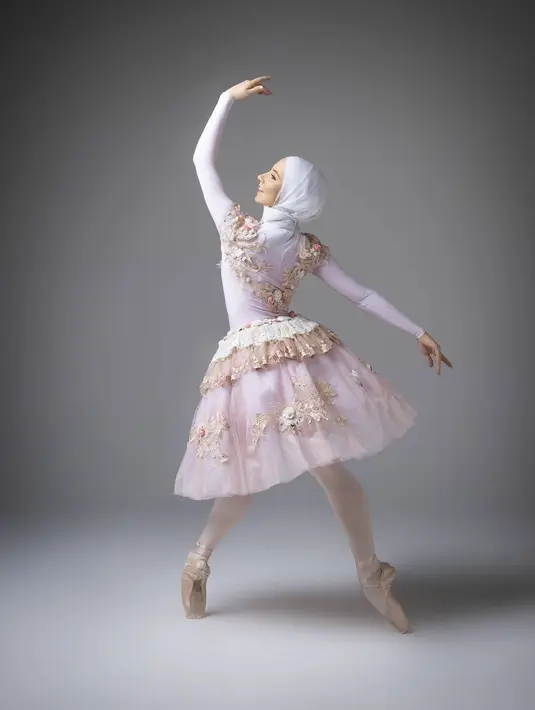 <p>Ia mulai menekuni balet sejak usia 2 tahun, namun, hingga di tahun 2010 kariernya mulai terhambat. (Foto: Instagram/ Stephanie Kurlow)</p>
<p> </p>