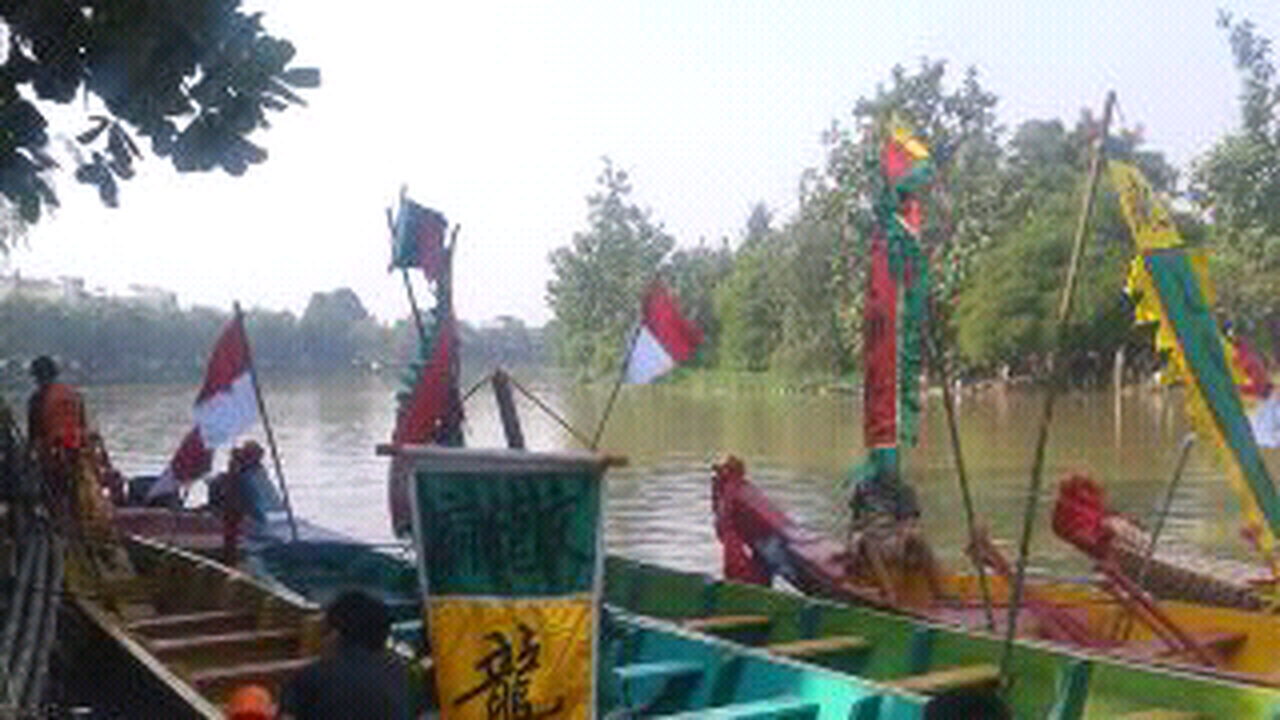 Hadiri Festival Perahu Naga, Rano Karno Hampir Tercebur ke Sungai