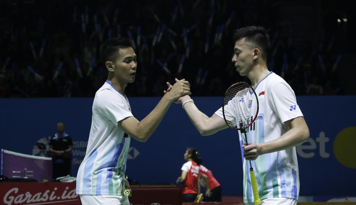Ganda putra Indonesia, Fajar Alfian/Muhammad Rian Ardianto, saat melawan ganda China, Huang Kai Xiang/Liu Cheng, pada Blibli Indonesia Open 2019 di Istora Senayan, Jakarta, Rabu (17/7). Fajar/Rian menang 18-21, 21-14, 21-16. (Bola.com/Yoppy Renato)