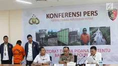 Kasubdit III Tipidter Kombes Pol Irsan (kanan) bersama Karopenmas Divisi Humas Polri Brigjen Pol Dedi Prasetyo (tengah) memberikan keterangan saat rilis kasus tindak pidana illegal loging di Bareskrim Polri, Jakarta, Selasa (6/8/2019). (Liputan6.com/Immanuel Antonius)