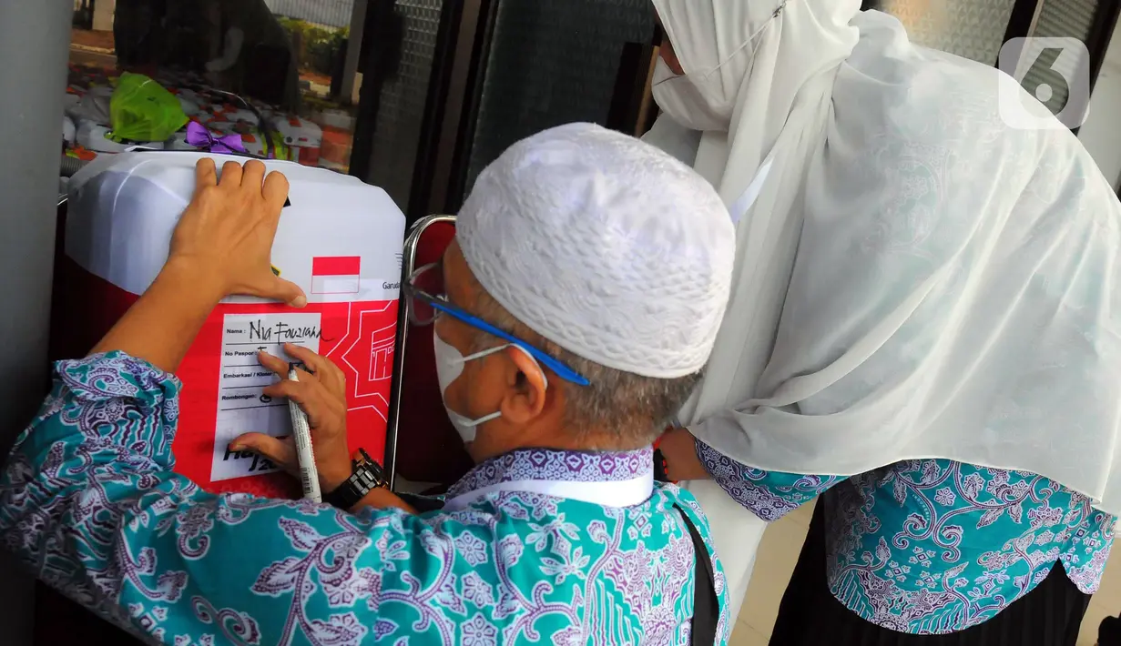 Lalu, mengurus administrasi dan diberi buku panduan kesehatan. (merdeka.com/Imam Buhori)
