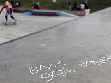 Sebuah tulisan mengotori area Skate Park RPTRA Kalijodo, Jakarta, Sabtu (15/6/2019). Beberapa coretan dari orang yang tidak bertanggung jawab mulai mengotori salah satu arena bermain di RPTRA Kalijodo. (Liputan6.com/Helmi Fithriansyah)