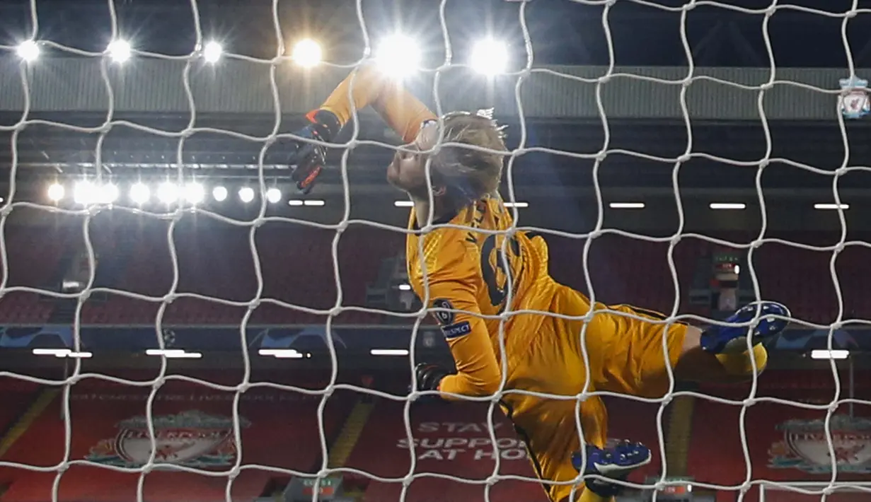 Kiper Liverpool, Caoimhin Kelleher, menepis bola saat melawan Ajax Amsterdam di Stadion Anfield, Rabu (2/12/2020). Kiper ketiga The Reds itu tampil memukau dan membawa Liverpool menang atas Ajax. (Phil Noble/Pool via AP)
