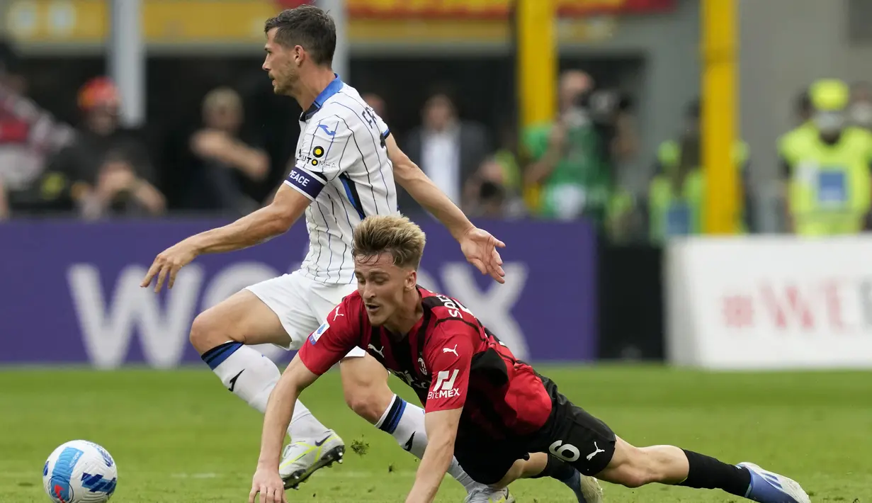 Pemain AC Milan Alexis Saelemaekers kehilangan bola dari pemain Atalanta Remo Freuler (kiri) pada pertandingan sepak bola Serie A di Stadion San Siro, Milan, Italia, 15 Mei 2022. AC Milan menang 2-0. (AP Photo/Antonio Calani)