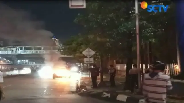Mobil Sedan Terbakar di Jalan Rasuna Said Sebabkan Macet Panjang