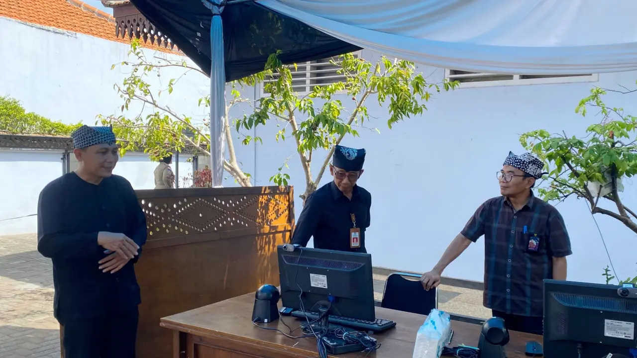 Kepala Kantor Regional II BKN Surabaya Darmuji,  meninjau langsung pelaksanaan tes SKD CPNS di Banyuwangi (Istimewa)