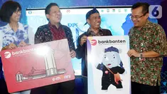 VP Regional Transaction & Consumer Head Bank Mandiri Abeka Natalia, SVP Transaction Banking Retail Sales Bank Mandiri Thomas Wahyudi, Dirut Bank Banten Agus Syabarrudin dan EVP Pemasaran & Distribusi Strategis Bank Banten Bonny Wahyudi menunjukkan mock up e-money Bank Banten di Serpong (20/5/2022). (Liputan6.com/HO/Rizki)