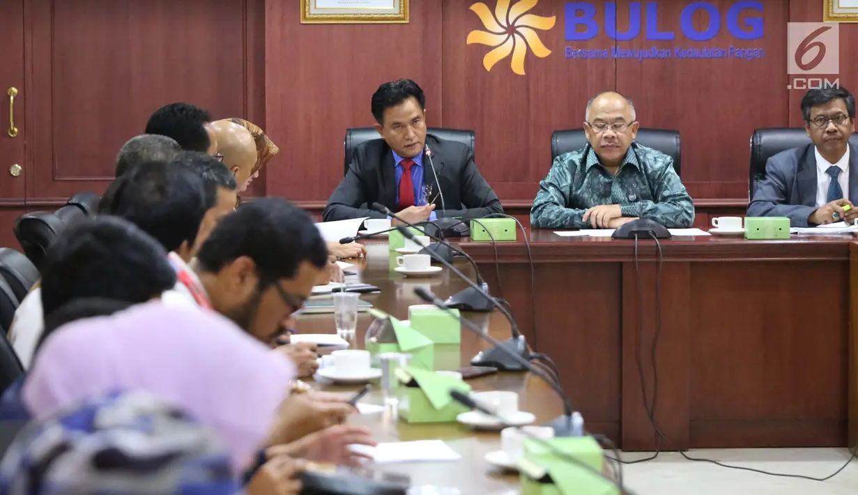 Suasana saat Yusril Ihza Mahendra memberi penjelasan di kantor Bulog, Jakarta, Senin (25/9). Yusril menjelaskan permasalahan terkait hukum gugatan tanah perum bulog yang berada di Kelapa Gading. (Liputan6.com/Angga Yuniar)