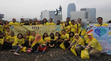 RSCM bersama dokter, tenaga kesehatan, survivor kanker dan relawan menggelar aksi damai memperingati Hari Kanker Sedunia, Jakarta, Rabu (4/2/2015). (Liputan6.com/Herman Zakharia)