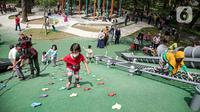 Pengunjung bermain di area playground Tebet Eco Park, Jakarta, Selasa (10/5/2022). Warga memanfaatkan libur dengan bermain dan berolahraga di taman terbuka setelah pemerintah memperpanjang masa liburan sekolah hingga tanggal 11 Mei 2022. (Liputan6.com/Faizal Fanani)