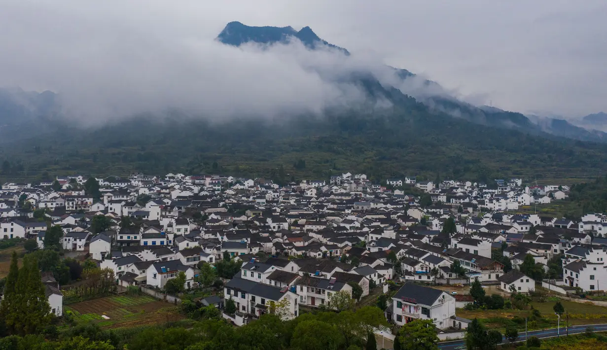 Foto dari udara ini memperlihatkan suasana desa kuno Xinye di Kota Jiande, Provinsi Zhejiang, China timur, pada 16 Oktober 2020. Dihiasi tanaman beraneka warna, desa kuno tersebut menarik minat banyak pengunjung. (Xinhua/Xu Yu)
