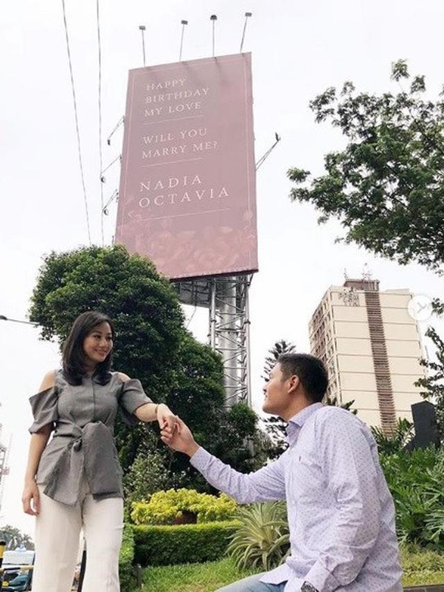 dilamar pakai baliho (foto: instagram/@nadia.oct)