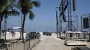 <p>Panggung pertunjukan bintang pop AS Madonna disiapkan oleh para pekerja di pantai Copacabana, Rio de Janeiro, Brasil, Senin (29/4/2024). (Pablo PORCIUNCULA / AFP)</p>