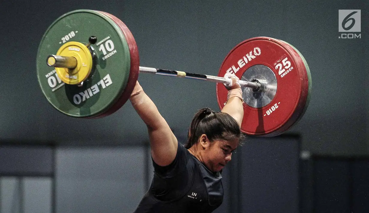 Lifter Indonesia Melinda Gusti melakukan angkatan pada nomor angkat besi putri 75 Kg 18th Asian Games Invitation Tournament di JiExpo, Jakarta, Senin (12/2). Melinda memperoleh emas pada nomor tersebut. (Liputan6.com/Faizal Fanani)