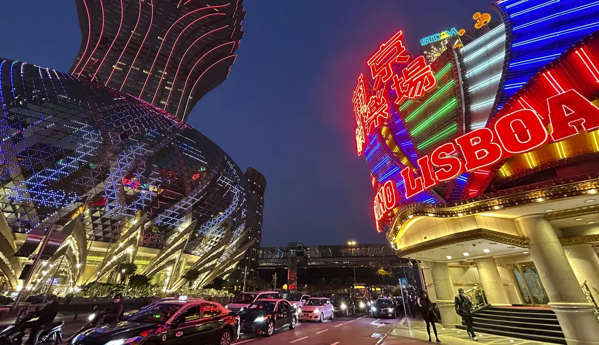 Kasino Lisboa (kanan) terlihat di Makau pada 28 Desember 2022. Pusat gaming di pantai selatan Tiongkok dekat Hong Kong ini telah mengalami beberapa kontrol anti virus paling ketat di dunia selama hampir tiga tahun. (AP Photo/Kanis Leung)