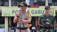 KApolres Garut AKBP Budi Satria Wiguna menyampaikan pesan dalam apel gabungan persiapan keamanan untuk menghadapi sidang gugatan hasil pilpres di MK di Mapolres Garut kemarin (Liputan6.com/Jayadi Supriadin)
