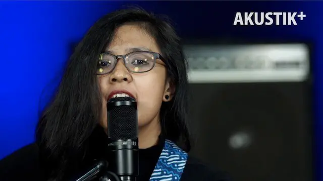 Tampil berdua, Sore Biru tetap menampilkan harmoni bermusik lewat lagu-lagu yang dibawakannya.