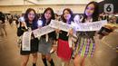 Penggemar grup K-Pop AESPA berpose sebelum berlangsungnya konser di Jakarta, Sabtu (24/6/2023). (Liputan6.com/Faizal Fanani)