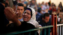 Seorang wanita saat ia meminta izin perjalanan untuk menyeberang ke Mesir melalui perbatasan Rafah setelah dibuka selama dua hari oleh pemerintah Mesir, di selatan Jalur Gaza 11 Mei 2016. (REUTERS / Suhaib Salem)