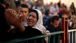 Seorang wanita saat ia meminta izin perjalanan untuk menyeberang ke Mesir melalui perbatasan Rafah setelah dibuka selama dua hari oleh pemerintah Mesir, di selatan Jalur Gaza 11 Mei 2016. (REUTERS / Suhaib Salem)