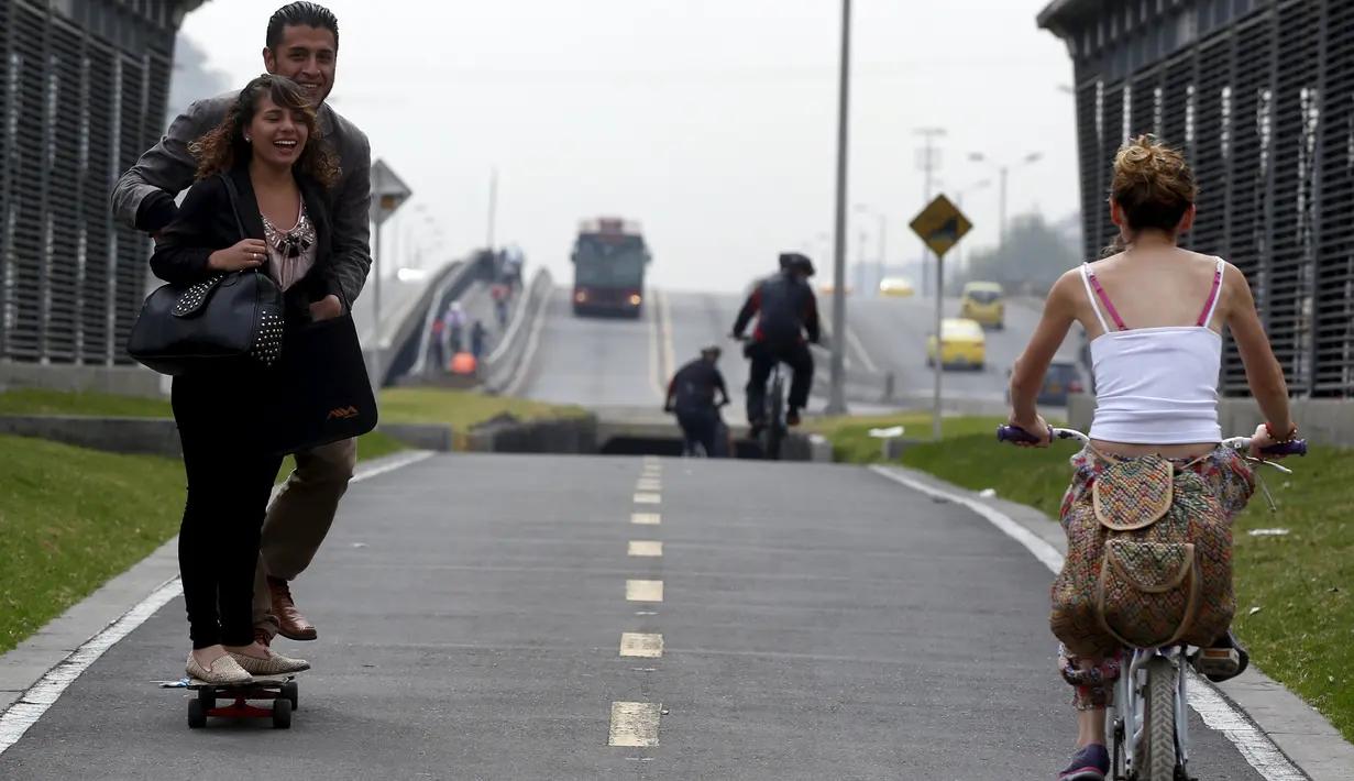 Pengguna Skateboard melintasi jalur yang telah disediakan selama "No Car Day" di Bogota, Kolombia (4/2/2016). Selama " No Car Day" Jalur ini juga dapat dilalui para pengguna sepatu roda dan skateboard. (REUTERS/John Vizcaino)