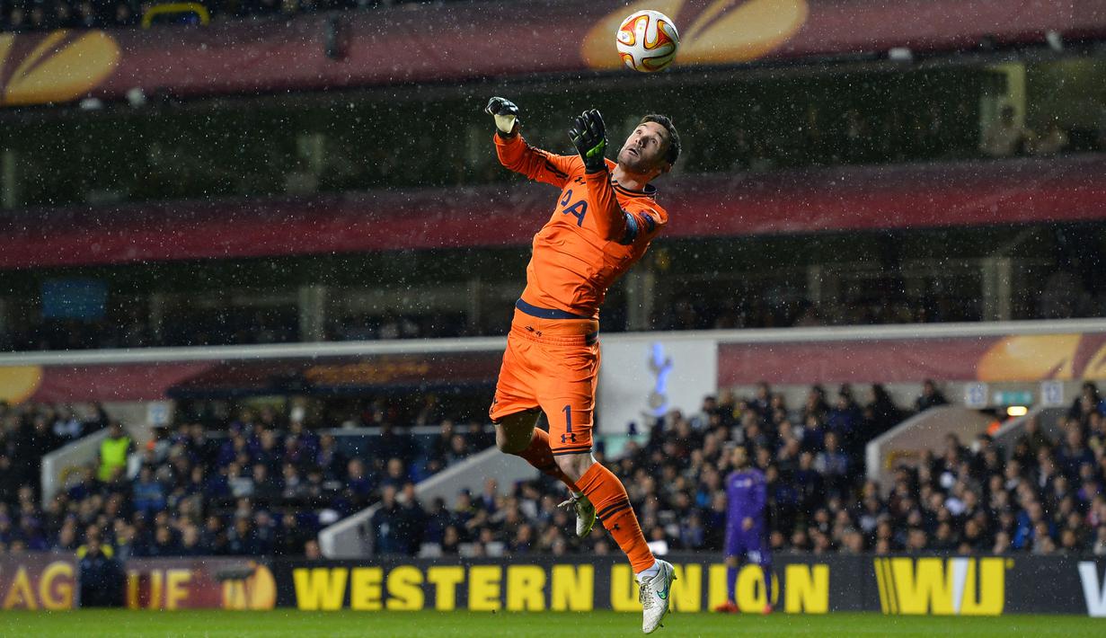 Hugo Lloris dan Tottenham Hotspur merupakan dua sijoli. Ia telah mencatat 373 penampilannya bersama The Lilywhites sejak didatangkan musim 2012/2013 silam. Meski belum mampu membawa Spurs meraih gelar, kesetiaanya akan sulit disamai oleh pemain lain. (Foto: AFP/Glyn Kirk)