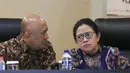 Kepala Staf Kepresidenan Teten Masduki dan Menko PMK, Puan Maharani disela diskusi Forum Medan Merdeka Barat di Jakarta, Senin (23/10). Diskusi memaparkan tiga tahun capaian pemerintahan Presiden Jokowi dan Wapres Jusuf Kalla. (Liputan6.com/Angga Yuniar)