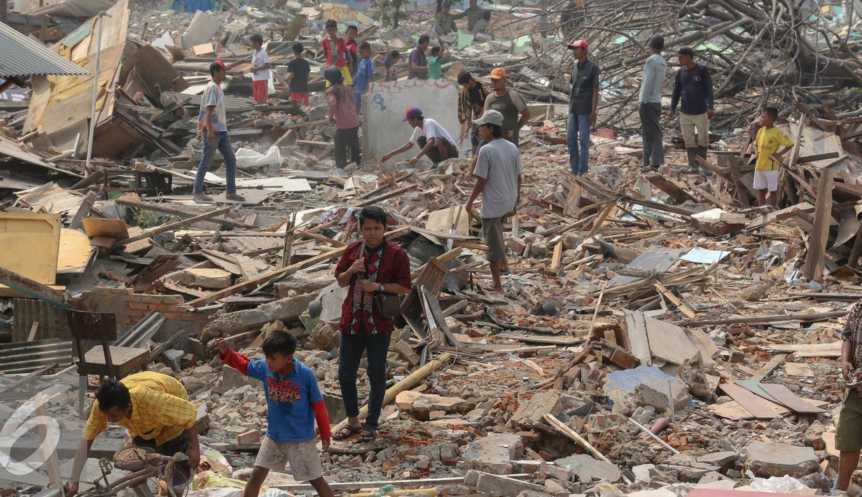 Sejumlah warga saat mengevakuasi barang-barang milik mereka di kawasan Kebon Kosong, Jakarta, Senin (15/6/2015). Pembongkaran tersebut dilakukan untuk membenahi wilayahnya agar aktivitas pedagang kaki lima (PKL) lebih tertata. (Liputan6.com/Faizal Fanani)