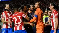 Bek Atletico Madrid, Stefan Savic adu mulut dengan Jack Grealish sehingga beberapa staf dan ofisial tim mencoba meredakan suasana. Tak hanya itu, penggawa Atletico Madrid lainnya, Vrsaljko juga terlihat ribut dengan beberapa pemain The Citizen. (AFP/Oscar Del Pozo)