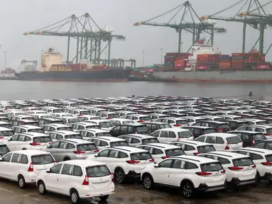 Mobil siap ekspor terparkir di PT Indonesia Kendaraan Terminal, Jakarta, Rabu (27/3). Pemerintah berencana memacu ekspor industri otomotif dengan harmonisasi skema PPnBM, yaitu tidak lagi dihitung dari kapasitas mesin, tapi pada emisi yang dikeluarkan kendaraan bermotor.  (Liputan6.com/Johan Tallo)