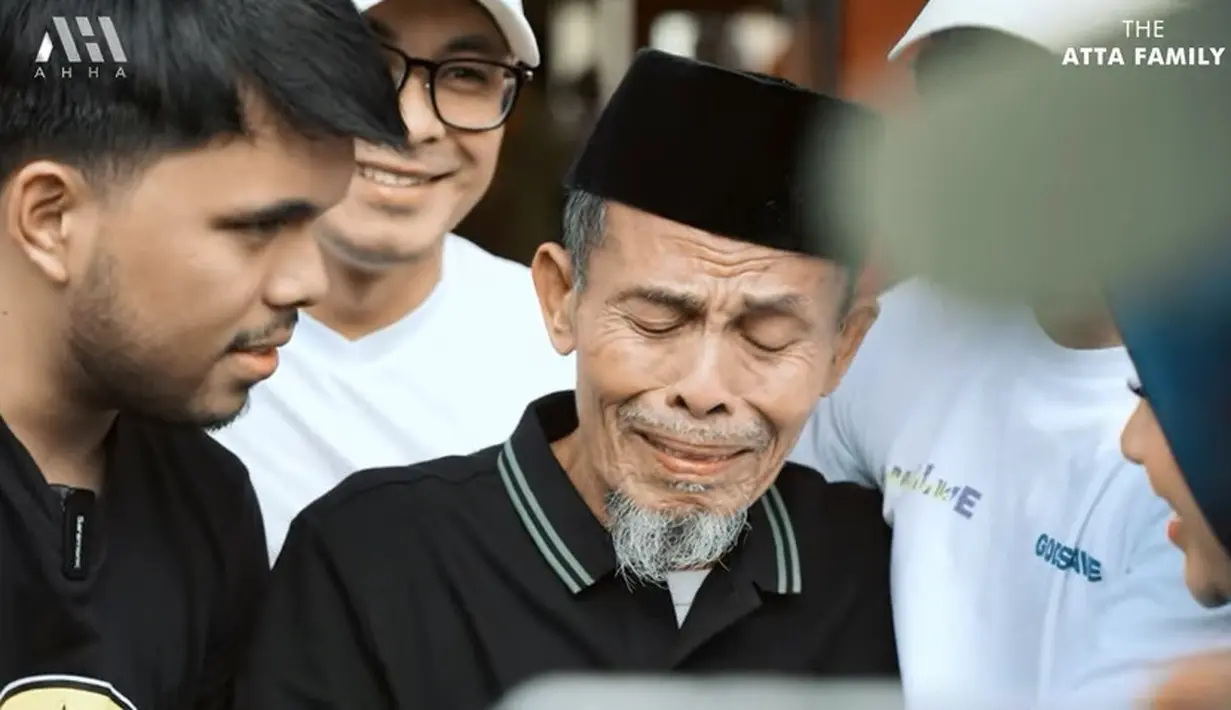 Kakek Atta tampak tak bisa berkata-kata lagi dan tampak terharu. Atta dan Thariq disebelahnya langsung merangkulnya. "Ini (mobil) dari Bang Atta, Thariq dan Aurel," kata Thariq. [Youtube/AH]