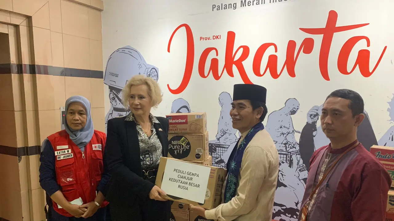 Dubes Rusia Lyudmila Vorobieva menyerahkan donasi (simbolik) untuk korban gempa Cianjur melalui PMI DKI Jakarta, Jumat (2/12/2022). (Dok. PMI DKI Jakarta)