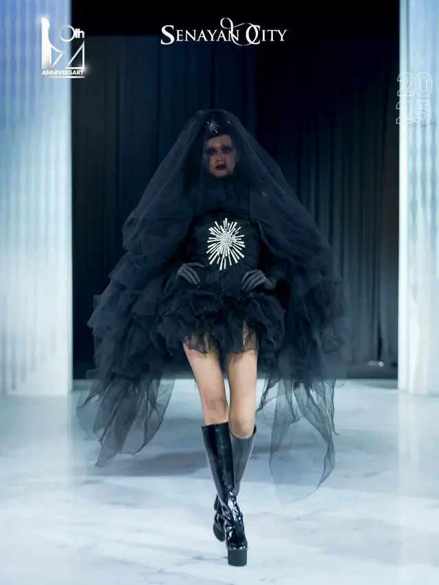 Tiga Maestro Indonesia Rinaldy Yunardi, Tex Saverio, dan Agus Lim Buka Fashion Nation XIX dengan Koleksi Megah