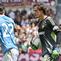 Mile Svilar (kanan) pada laga AS Roma kontra Lazio di ajang Liga Italia. (Isabella BONOTTO / AFP)