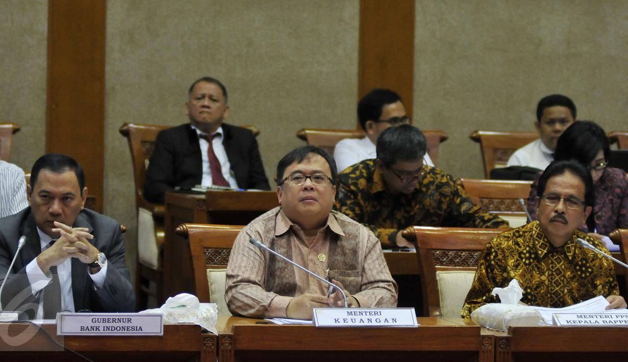 Menkeu Bambang Brodjonegoro (tengah), Gubernur BI Agus Martowardoyo (kiri) dan Menteri PPN Kepala Bappenas Sofyan Djalil saat mengikuti Rapat Kerja dengan  Komisi XI DPR RI, di Komples Parlemen, Jakarta, Senin (6/6).(Liputan6.com/Johan Tallo)