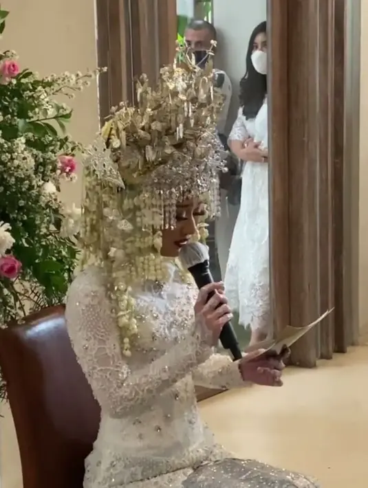 "Abang dan mama yang Dinda cintai, hormati. Dinda memohon izin dan restu untuk dinikahkan dengan pria pilihan Dinda, pria yang penuh kasih sayang dan tanggung jawab, Reynaldi Mbayang. Semoga kelak kehidupan rumah tangga Dinda penuh berkah dari Allah," ungkapnya. (Instagram/anakbandsctv__official)