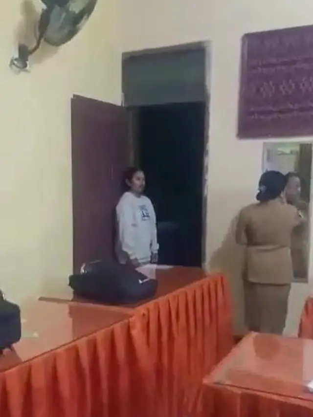 Masih Gelap Gulita, Ini 7 Potret Guru dan Murid di NTT yang Masuk Sekolah Jam 5 Pagi