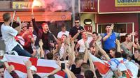 Aksi para suporter Inggris di pusat kota Lille, Rabu (15/6/2016). (AFP/Philippe Huguen)