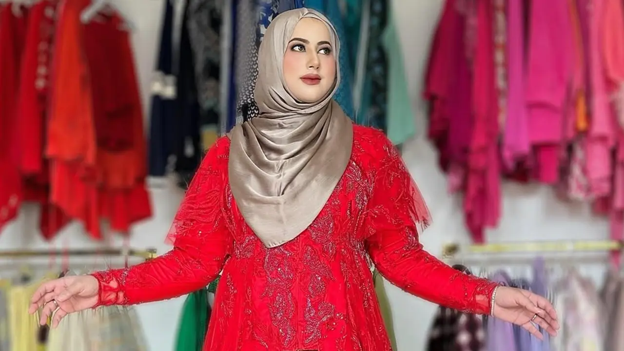6 Inspirasi Outfit Gamis Brokat ala Tasyi Athasyia, Gaya Berkelas di Usia 30-an