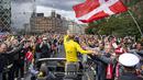 Pembalap tim Jumbo-Visma, Jonas Vingegaard menyapa para penggemar dari mobil di Kopenhagen, Denmark pada 27 Juli 2022, beberapa hari setelah menjuarai balapan sepeda Tour de France 2022 di Paris. (AFP/Ritzau Scanpix/Thomas Sjoerup)