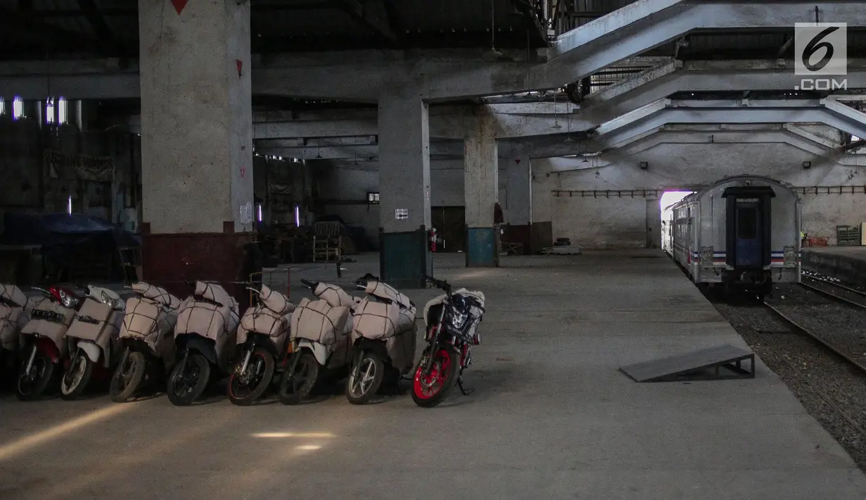 Motor pemudik dibungkus sebelum dikirim dengan kereta api di Stasiun Jakarta Gudang, Selasa (28/5/2019). Direktorat Lalu Lintas dan Angkutan Kereta Api Kementerian Perhubungan mengangkut 18.096 motor pemudik secara gratis pada mudik Lebaran 2019. (Liputan6.com/Faizal Fanani)