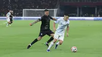 Tampil di depan pendukung sendiri, Persija tampil agresif sejak menit awal pertandingan. Tampak dalam foto, pemain depan Persija, Emaxwell Souza De Lima (Maxwell - kanan) berebut bola dengan gelandang PSIM, Norberto Ezequiel Vidal (Pulga Vidal) pada pertandingan pekan ke-14 BRI Super League musim 2025/2026 di Stadion Utama Gelora Bung Karno, Jakarta, Jumat (28/11/2025). (Bola.com/M Iqbal Ichsan)