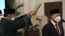 Menteri Perdagangan, Zulkifli Hasan saat disumpah pada upacara pelantikan Kabinet Indonesia Maju di Istana Negara, Jakarta, Rabu (15/6/2022). Jokowi merombak  para menteri dengan tujuan untuk menghidupkan kembali pertumbuhan yang tersendat-sendat dan menstabilkan kekurangan minyak goreng nasional dan kenaikan harga. (AP Photo/Achmad Ibrahim)