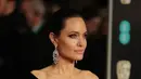Aktris Angelina Jolie saat tiba menghadiri BAFTA Awards 2018 di London, Inggris (18/2). Angelina tampil cantik dan seksi mengenakan gaun berwarna hitam dengan pundak terbuka. (Photo by Vianney Le Caer/Invision/AP)