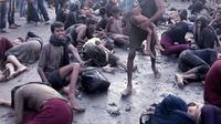 Foto kiriman otoritas setempat, menunjukkan pengungsi Rohingya terdiri dari laki-laki, perempuan dan anak-anak berserakan di tepi pantai. Banyak di antara mereka yang terkulai lemas tak berdaya (Liputan6.com/Polda Aceh)