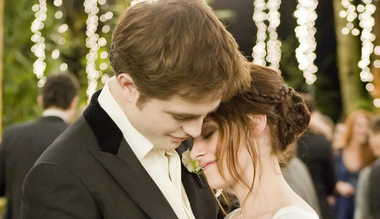 Kristen Stewart dan Robert Pattinson sendiri mulai berpacaran usai membintangi film Twilight bersama. (Bustle)